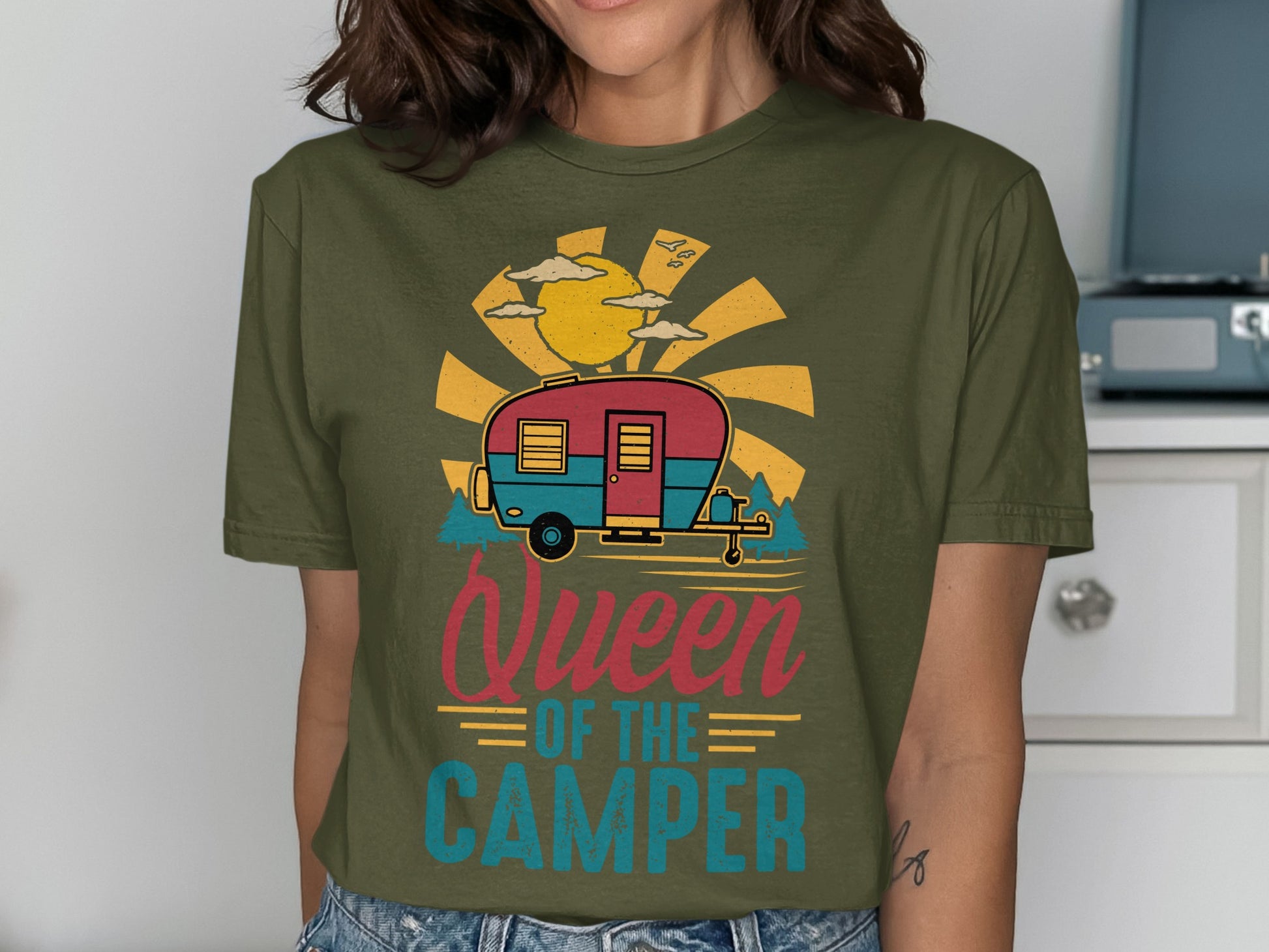 T-shirt with a vintage camper and text "Queen of the Camper".